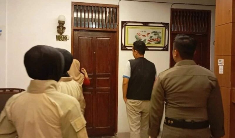Satpol PP Padang menggelar razia di sejumlah penginapan pada Jumat (30/8/2024). (Foto: Humas Satpol PP Padang)