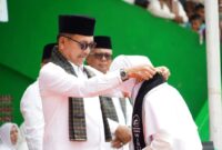 Bupati Solsel Khairunas mewisuda hafizah pada Wisuda Akbar Tahfiz Quran, Sabtu (31/8/2024). (Foto: Humas Pemkab Solsel)