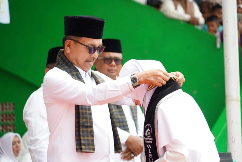 Bupati Solsel Khairunas mewisuda hafizah pada Wisuda Akbar Tahfiz Quran, Sabtu (31/8/2024). (Foto: Humas Pemkab Solsel)