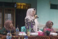 Ketua TP PKK Pasbar, Ny. Titi Hamsuardi, saat memberikan pembinaan Dasawisma di Nagari Koto Gunung, Kecamatan Lembah Melintang, Jumat (30/8/2024). (Foto: Diskominfo Pasbar)