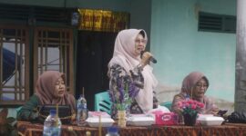 Ketua TP PKK Pasbar, Ny. Titi Hamsuardi, saat memberikan pembinaan Dasawisma di Nagari Koto Gunung, Kecamatan Lembah Melintang, Jumat (30/8/2024). (Foto: Diskominfo Pasbar)