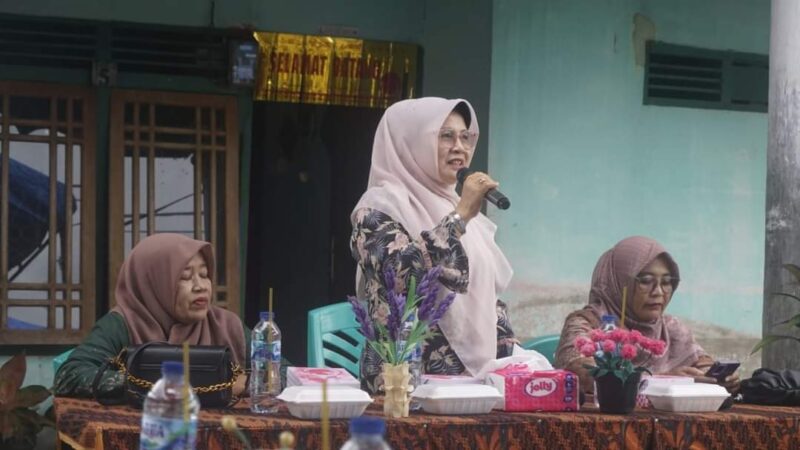 Ketua TP PKK Pasbar, Ny. Titi Hamsuardi, saat memberikan pembinaan Dasawisma di Nagari Koto Gunung, Kecamatan Lembah Melintang, Jumat (30/8/2024). (Foto: Diskominfo Pasbar)
