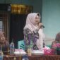 Ketua TP PKK Pasbar, Ny. Titi Hamsuardi, saat memberikan pembinaan Dasawisma di Nagari Koto Gunung, Kecamatan Lembah Melintang, Jumat (30/8/2024). (Foto: Diskominfo Pasbar)
