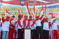 Pj Wali Kota Padang Andree Algamar bersama Forkopimda mencanangkan gerakan nasional pembagian 10 juta bendera merah putih di Lapangan Tugu Apeksi Balai Kota Padang. (Foto: Prokopim Padang)