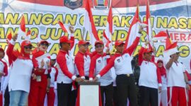 Pj Wali Kota Padang Andree Algamar bersama Forkopimda mencanangkan gerakan nasional pembagian 10 juta bendera merah putih di Lapangan Tugu Apeksi Balai Kota Padang. (Foto: Prokopim Padang)