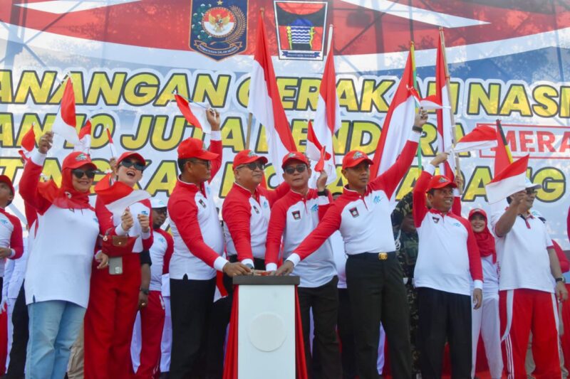 Pj Wali Kota Padang Andree Algamar bersama Forkopimda mencanangkan gerakan nasional pembagian 10 juta bendera merah putih di Lapangan Tugu Apeksi Balai Kota Padang. (Foto: Prokopim Padang)