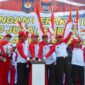 Pj Wali Kota Padang Andree Algamar bersama Forkopimda mencanangkan gerakan nasional pembagian 10 juta bendera merah putih di Lapangan Tugu Apeksi Balai Kota Padang. (Foto: Prokopim Padang)