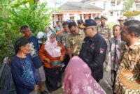 Pj Wali Kota Padang Andree Algamar dan rombongan meninjau korban kebakaran. (Foto: Prokopim Padang)