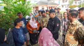 Pj Wali Kota Padang Andree Algamar dan rombongan meninjau korban kebakaran. (Foto: Prokopim Padang)