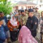 Pj Wali Kota Padang Andree Algamar dan rombongan meninjau korban kebakaran. (Foto: Prokopim Padang)