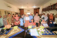 Kepala Dinsos Padang Heriza Syafani menyerahkan bantuan permakanan dan UEP kepada penyandang disabilitas dan lansia. (Foto: Dinsos Padang)