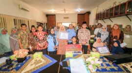Kepala Dinsos Padang Heriza Syafani menyerahkan bantuan permakanan dan UEP kepada penyandang disabilitas dan lansia. (Foto: Dinsos Padang)