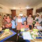 Kepala Dinsos Padang Heriza Syafani menyerahkan bantuan permakanan dan UEP kepada penyandang disabilitas dan lansia. (Foto: Dinsos Padang)