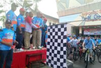 Pj Wali Kota Padang Andree Algamar melepas peserta Padang Gowes Adventure 2024 di halaman Gedung Youth Center, Minggu (4/8/2024). (Foto: Javanusa.com)