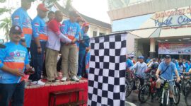 Pj Wali Kota Padang Andree Algamar melepas peserta Padang Gowes Adventure 2024 di halaman Gedung Youth Center, Minggu (4/8/2024). (Foto: Javanusa.com)
