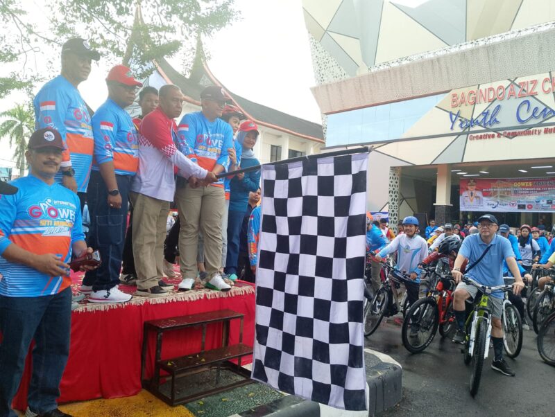 Pj Wali Kota Padang Andree Algamar melepas peserta Padang Gowes Adventure 2024 di halaman Gedung Youth Center, Minggu (4/8/2024). (Foto: Javanusa.com)