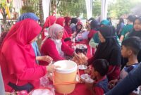 Warga menyerbu stand Serbu Nakerin untuk berburu makanan di halaman Kantor Disnaskerin Padang. (Foto: Javanusa.com)