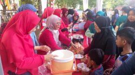 Warga menyerbu stand Serbu Nakerin untuk berburu makanan di halaman Kantor Disnaskerin Padang. (Foto: Javanusa.com)