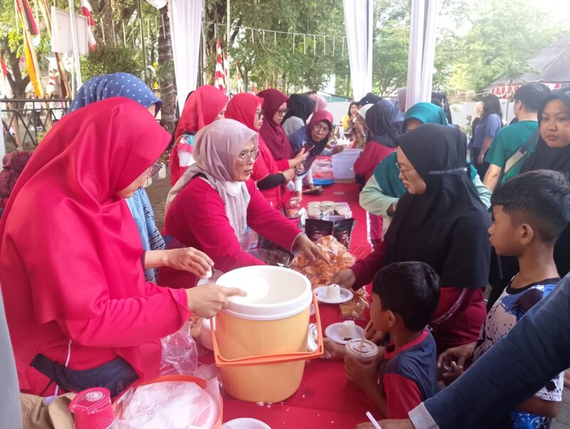 Warga menyerbu stand Serbu Nakerin untuk berburu makanan di halaman Kantor Disnaskerin Padang. (Foto: Javanusa.com)