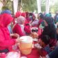 Warga menyerbu stand Serbu Nakerin untuk berburu makanan di halaman Kantor Disnaskerin Padang. (Foto: Javanusa.com)