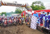 Pj Wako Padang Andree Algamar melepas peserta Padang Trail Adventure di venue Kabun Putih, Lubuk Minturun, Kecamatan Koto Tangah. (Foto: Prokopim Padang)