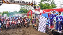 Pj Wako Padang Andree Algamar melepas peserta Padang Trail Adventure di venue Kabun Putih, Lubuk Minturun, Kecamatan Koto Tangah. (Foto: Prokopim Padang)