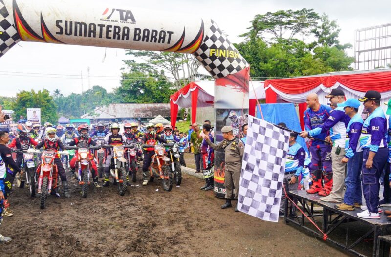 Pj Wako Padang Andree Algamar melepas peserta Padang Trail Adventure di venue Kabun Putih, Lubuk Minturun, Kecamatan Koto Tangah. (Foto: Prokopim Padang)