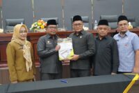 Pemko Padang dan DPRD Kota Padang menyepakati Ranperda RPJPD Kota Padang 2025-2045 menjadi Perda. (Foto: Prokopim Padang)