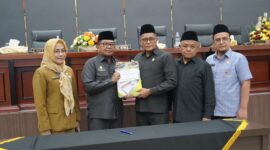 Pemko Padang dan DPRD Kota Padang menyepakati Ranperda RPJPD Kota Padang 2025-2045 menjadi Perda. (Foto: Prokopim Padang)