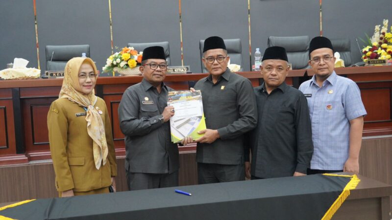 Pemko Padang dan DPRD Kota Padang menyepakati Ranperda RPJPD Kota Padang 2025-2045 menjadi Perda. (Foto: Prokopim Padang)