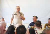 Pj Wali Kota Padang Andree Algamar menyambut kunjungan Ombudsman RI di Kantor Lurah Teluk Kabung Tengah, Kecamatan Bungus Teluk Kabung. (Foto: Prokopim Padang)