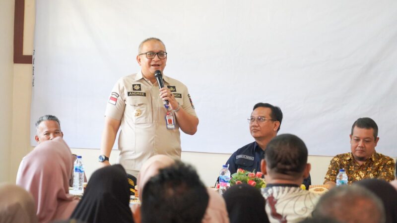 Pj Wali Kota Padang Andree Algamar menyambut kunjungan Ombudsman RI di Kantor Lurah Teluk Kabung Tengah, Kecamatan Bungus Teluk Kabung. (Foto: Prokopim Padang)