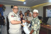 Pj Wali Kota Padang, Andree Algamar menyerahkan bantuan pangan tahap III berupa beras kepada warga. (Foto: Prokopim Padang)