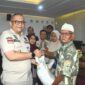 Pj Wali Kota Padang, Andree Algamar menyerahkan bantuan pangan tahap III berupa beras kepada warga. (Foto: Prokopim Padang)