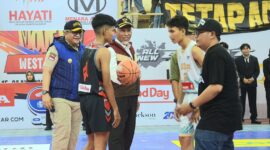 Pj Wali Kota Padang Andree Algamar menghadiri pembukaan Honda DBL with Kopi Good Day 2024 West Sumatera di GOR Prayoga. (Foto: Prokopim Padang)