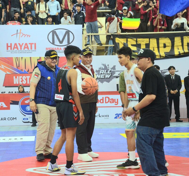 Pj Wali Kota Padang Andree Algamar menghadiri pembukaan Honda DBL with Kopi Good Day 2024 West Sumatera di GOR Prayoga. (Foto: Prokopim Padang)