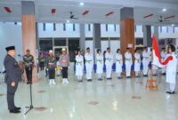 Pj Wali Kota Padang Andree Algamar mengukuhkan anggota Paskibraka Kota Padang di Gedung Youth Center, Kamis (15/8/2024) malam. (Foto: Prokopim Padang)