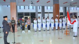 Pj Wali Kota Padang Andree Algamar mengukuhkan anggota Paskibraka Kota Padang di Gedung Youth Center, Kamis (15/8/2024) malam. (Foto: Prokopim Padang)