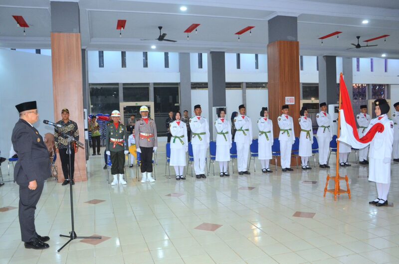 Pj Wali Kota Padang Andree Algamar mengukuhkan anggota Paskibraka Kota Padang di Gedung Youth Center, Kamis (15/8/2024) malam. (Foto: Prokopim Padang)
