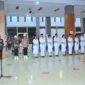 Pj Wali Kota Padang Andree Algamar mengukuhkan anggota Paskibraka Kota Padang di Gedung Youth Center, Kamis (15/8/2024) malam. (Foto: Prokopim Padang)