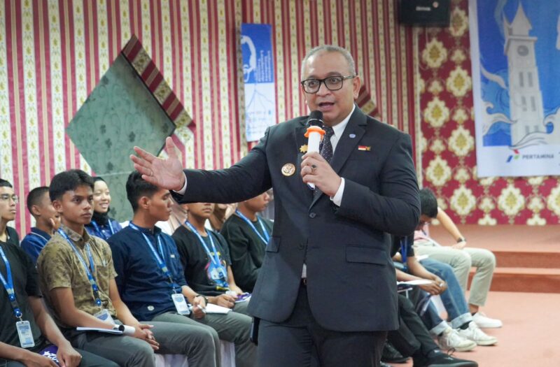 Pj Wali Kota Padang Andree Algamar memotivasi para Ketua OSIS SMA sederajat dari 23 provinsi di Indonesia. (Foto: Prokopim Padang)