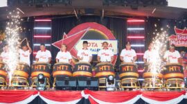 Pj Wali Kota Padang Andree Algamar bersama Gubernur Mahyeldi dan lainnya membuka Bazar Merah Putih HTT Padang. (Foto: Prokopim Padang)
