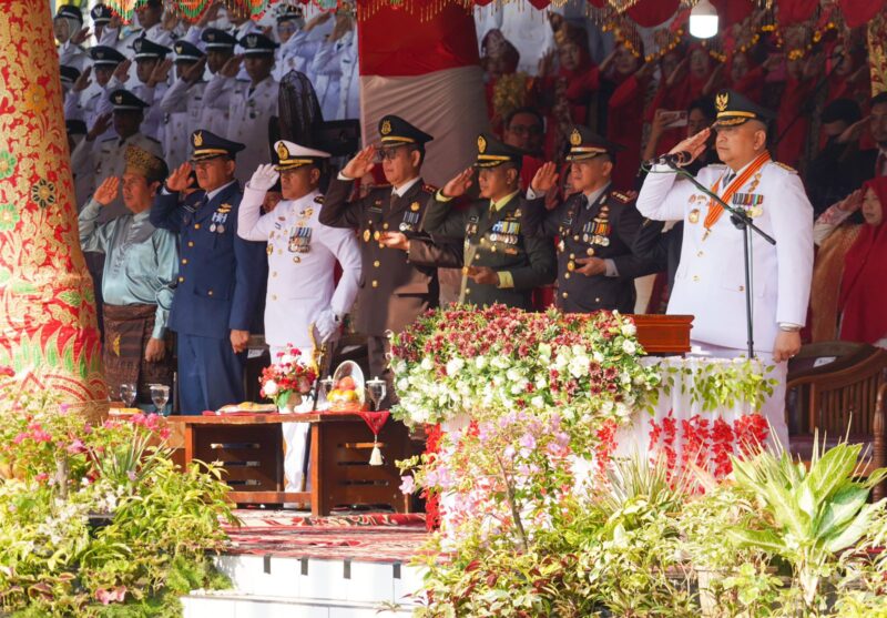 Pj Wali Kota Padang Andree Algamar memimpin upacara Peringatan HUT Kemerdekaan RI ke-79, di RTH Imam Bonjol Padang, Sabtu (17/8/2024).
