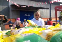 Dirut Bulog Bayu Krisnamurthi memperlihatkan beras SPHP untuk pasar murah saat peluncuran program Bulog Siaga Merdeka di gudang Bulog Mata Air, Kota Padang, Sabtu (17/8/2024).