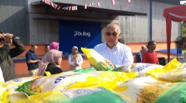 Dirut Bulog Bayu Krisnamurthi memperlihatkan beras SPHP untuk pasar murah saat peluncuran program Bulog Siaga Merdeka di gudang Bulog Mata Air, Kota Padang, Sabtu (17/8/2024). 