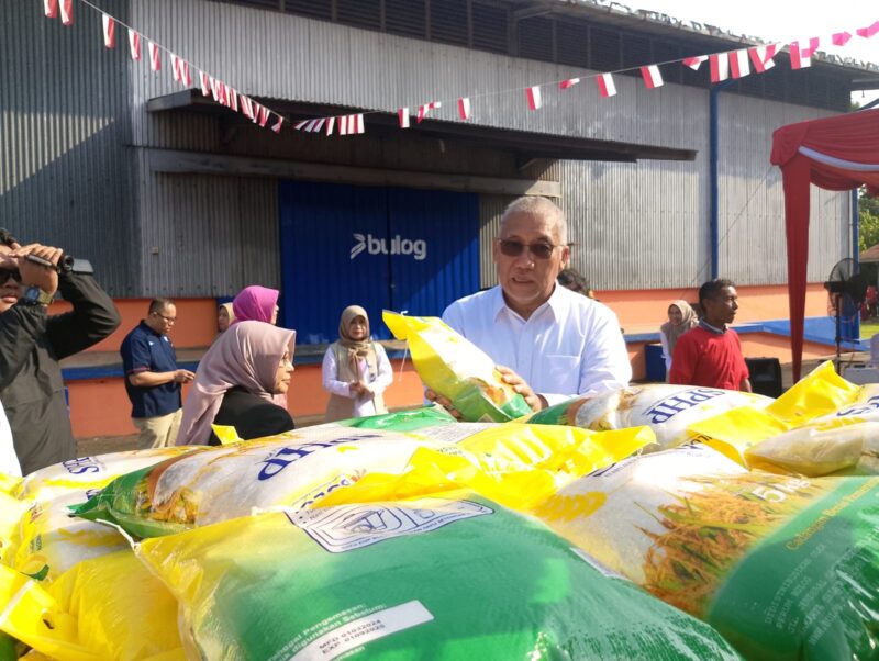 Dirut Bulog Bayu Krisnamurthi memperlihatkan beras SPHP untuk pasar murah saat peluncuran program Bulog Siaga Merdeka di gudang Bulog Mata Air, Kota Padang, Sabtu (17/8/2024). 