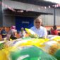 Dirut Bulog Bayu Krisnamurthi memperlihatkan beras SPHP untuk pasar murah saat peluncuran program Bulog Siaga Merdeka di gudang Bulog Mata Air, Kota Padang, Sabtu (17/8/2024). 