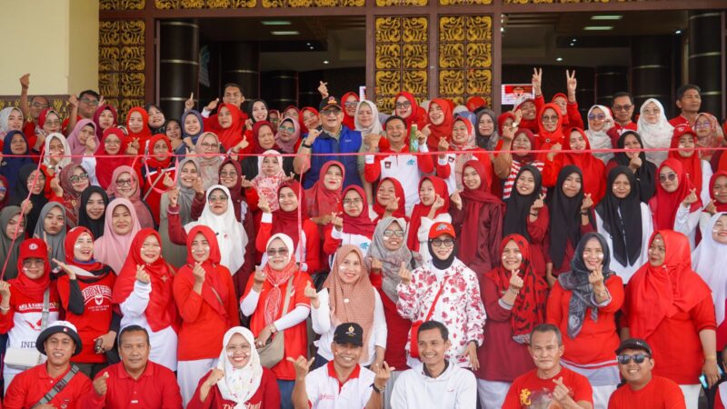 Pj Wali Kota Padang Andree Algamar bersama ASN sebelum pelaksanaan lomba. (Foto: Prokopim Padang)