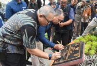 Pj Wali Kota Padang Andree Algamar bersama Direktur SDM dan Umum BPJS Kesehatan Dr. dr. Andi Afdal Abdullah meresmikan Taman Inisiatif Sisingamangaraja di Kelurahan Ganting Parak Gadang, Kecamatan Padang Timur. (Foto: Prokopim Padang)