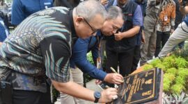 Pj Wali Kota Padang Andree Algamar bersama Direktur SDM dan Umum BPJS Kesehatan Dr. dr. Andi Afdal Abdullah meresmikan Taman Inisiatif Sisingamangaraja di Kelurahan Ganting Parak Gadang, Kecamatan Padang Timur. (Foto: Prokopim Padang)